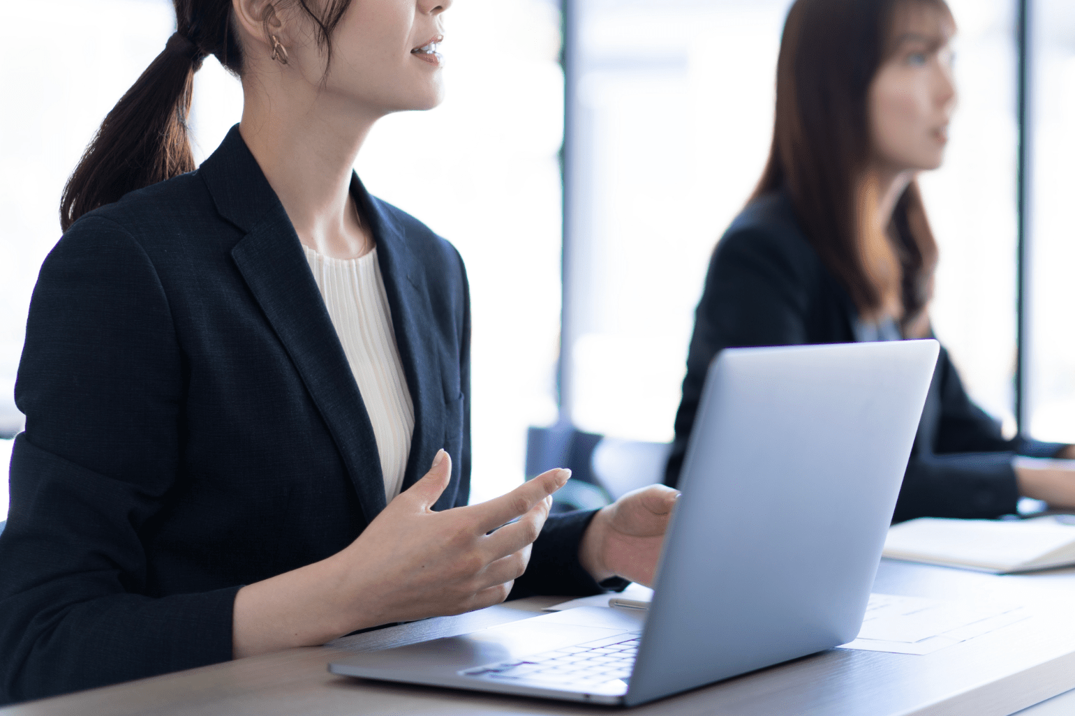 研修を受講するスーツの女性