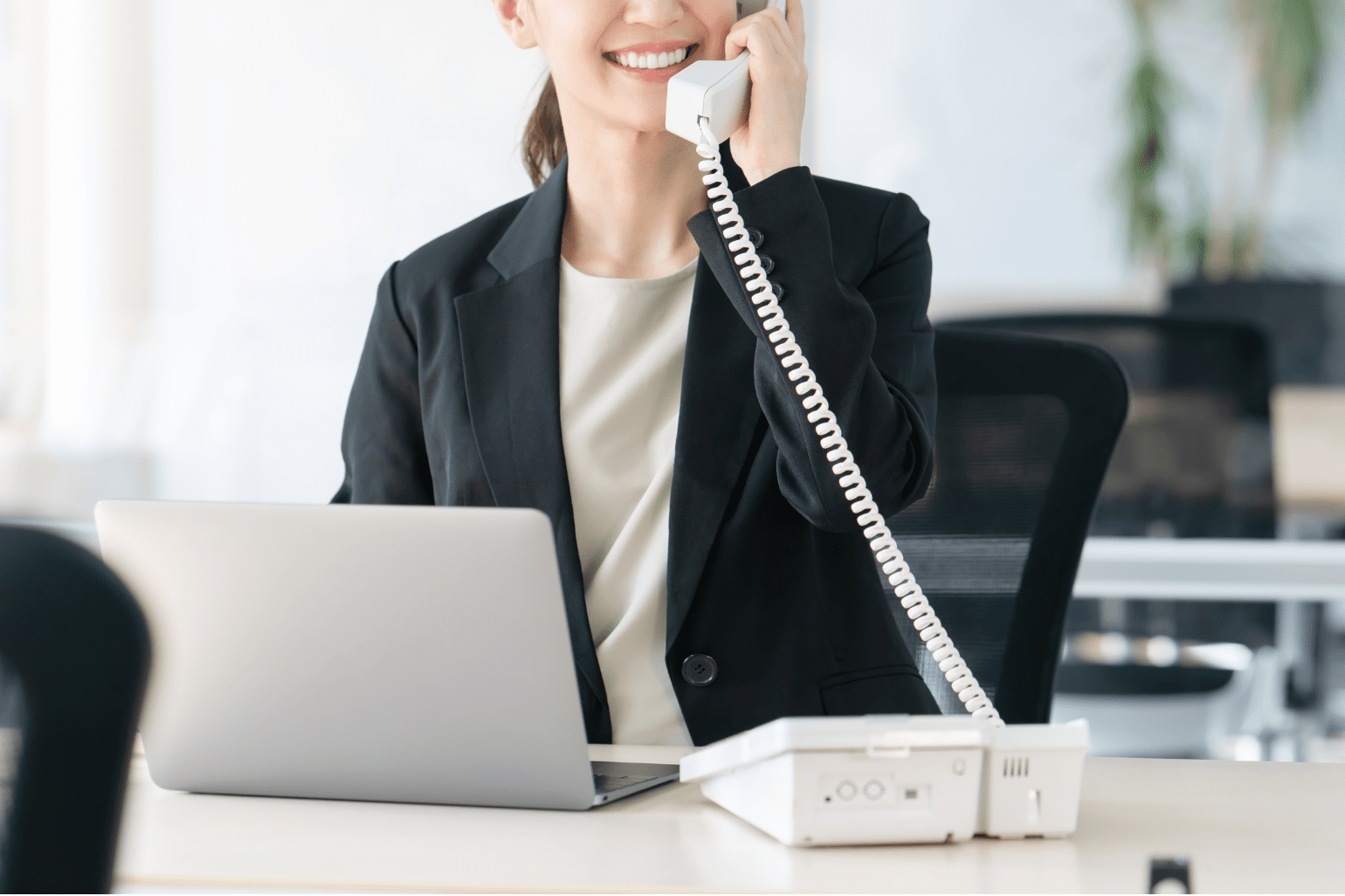 電話をするスーツの女性